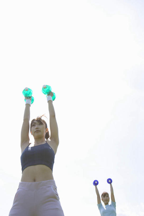 东方人,两个人,伙伴,朋友,站,举,竖图,室外,白天,仰视,锻炼,友谊,运动,哑铃,亚洲,服装,云,云朵,拿,云彩,拿着,注视,休闲装,黄种人,运动器械,衣服,白云,观察,看,托,站着,休闲,休闲服,健身器械,服饰,观看,察看,关注,健身器材,体育,友情,年轻女性,女人,女性,亚洲人,举起,举手,举着,向上举,向上伸,向上托,站立,半身,彩图,低角度拍摄,健身,运动器材