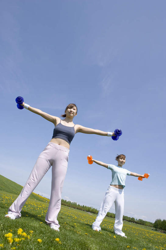 东方人,两个人,伙伴,朋友,站,伸展双臂,竖图,室外,白天,仰视,锻炼,友谊,运动,哑铃,亚洲,服装,云,云朵,拿,云彩,拿着,注视,休闲装,黄种人,运动器械,衣服,白云,观察,看,站着,休闲,休闲服,健身器械,服饰,观看,察看,关注,健身器材,体育,友情,年轻女性,女人,女性,亚洲人,敞开双臂,伸开双臂,展开双肩,站立,张开手臂,张开双臂,彩图,低角度拍摄,全身,健身,运动器材