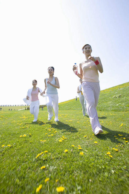 东方人,四个人,伙伴,朋友,跑,竖图,室外,白天,仰视,锻炼,友谊,运动,草地,草坪,植物,亚洲,阴影,服装,盛开,反射,影子,花蕾,注视,休闲装,黄种人,草,花,花瓣,花朵,鲜花,衣服,蓝色,绿色,蓝天,天空,天,花苞,花蕊,观察,看,休闲,休闲服,服饰,观看,察看,关注,体育,友情,年轻女性,女人,女性,亚洲人,跑步,彩图,低角度拍摄,全身,健身