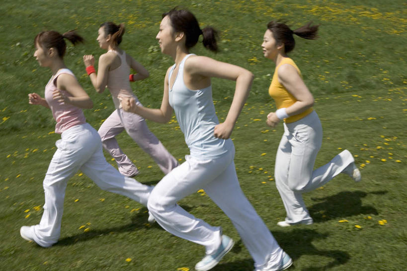 东方人,四个人,伙伴,朋友,跑,横图,室外,白天,侧面,锻炼,友谊,运动,草地,草坪,植物,亚洲,阴影,服装,盛开,反射,影子,花蕾,注视,休闲装,黄种人,草,花,花瓣,花朵,鲜花,衣服,蓝色,绿色,蓝天,天空,天,花苞,花蕊,观察,看,休闲,休闲服,服饰,观看,察看,关注,体育,友情,年轻女性,女人,女性,亚洲人,跑步,半身,彩图,健身