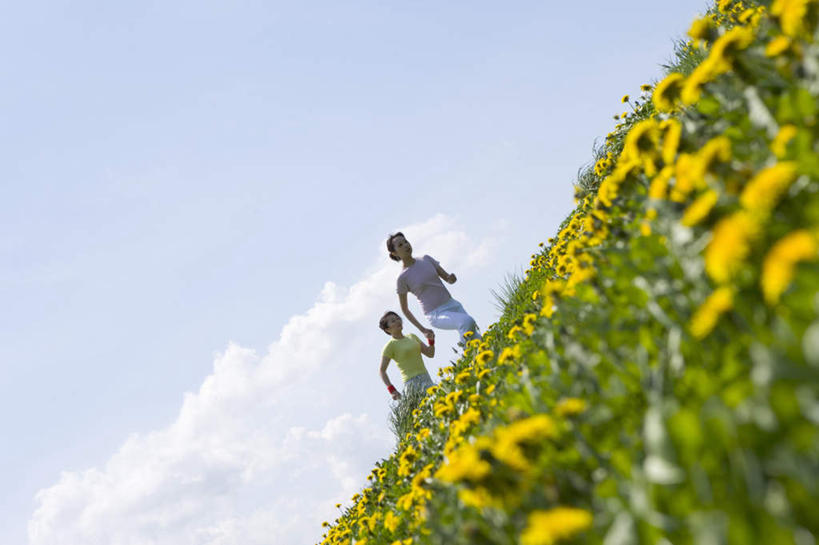 东方人,两个人,伙伴,朋友,跑,横图,室外,白天,仰视,锻炼,友谊,运动,亚洲,服装,盛开,花蕾,注视,休闲装,黄种人,花,花瓣,花朵,鲜花,衣服,黄色,蓝色,蓝天,天空,天,花苞,花蕊,观察,看,休闲,休闲服,服饰,观看,察看,关注,体育,友情,年轻女性,女人,女性,亚洲人,跑步,彩图,低角度拍摄,全身,健身