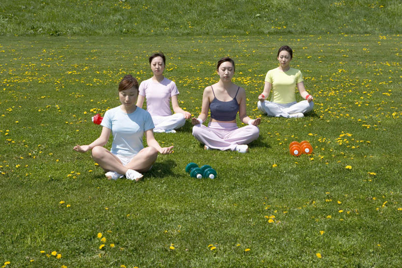 东方人,四个人,伙伴,朋友,坐,盘腿,横图,室外,白天,正面,锻炼,瑜伽,友谊,运动,草地,草坪,植物,哑铃,亚洲,服装,注视,休闲装,黄种人,运动器械,草,衣服,绿色,观察,看,休闲,休闲服,健身器械,养生,服饰,观看,察看,关注,健身器材,体育,友情,年轻女性,女人,女性,亚洲人,盘腿而坐,盘膝,盘着腿的,盘着腿坐,双腿交叉,坐着,彩图,全身,健身,运动器材