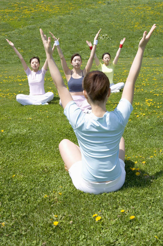 东方人,背部,四个人,伙伴,朋友,坐,盘腿,竖图,室外,白天,正面,锻炼,瑜伽,友谊,运动,草地,草坪,植物,亚洲,服装,注视,休闲装,黄种人,草,衣服,绿色,观察,看,休闲,休闲服,养生,服饰,观看,察看,关注,体育,友情,年轻女性,女人,女性,亚洲人,盘腿而坐,盘膝,盘着腿的,盘着腿坐,双腿交叉,坐着,彩图,全身,健身