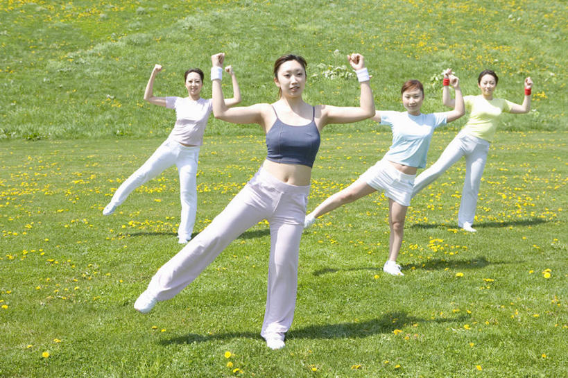 东方人,四个人,伙伴,朋友,站,伸展双臂,横图,室外,白天,正面,锻炼,友谊,运动,草地,草坪,植物,亚洲,阴影,服装,反射,影子,注视,休闲装,黄种人,草,衣服,绿色,观察,看,站着,休闲,休闲服,服饰,观看,察看,关注,体育,友情,年轻女性,女人,女性,亚洲人,敞开双臂,伸开双臂,展开双肩,站立,张开手臂,张开双臂,彩图,全身,健身
