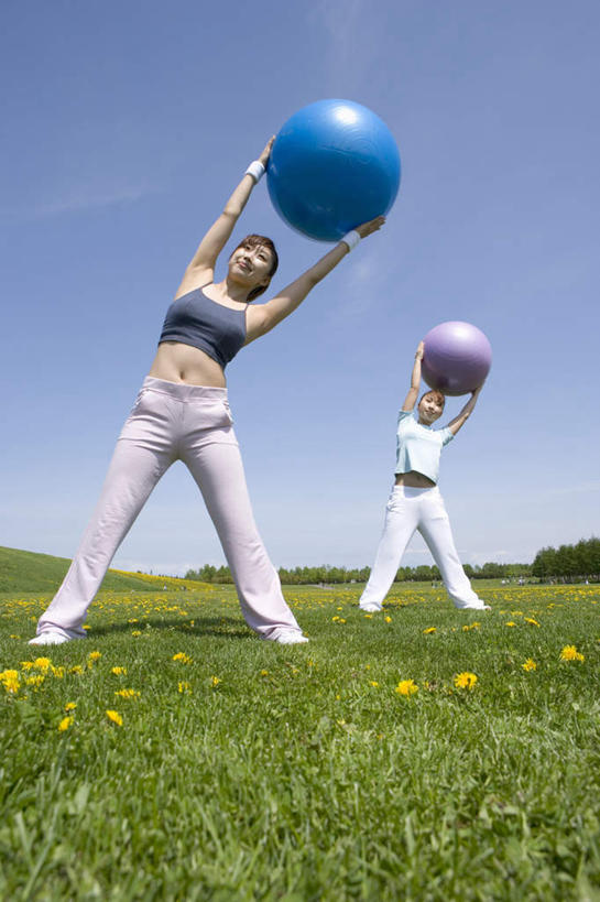 东方人,两个人,伙伴,朋友,站,举,竖图,室外,白天,仰视,锻炼,瑜伽,友谊,运动,亚洲,弯腰,服装,盛开,拿,花蕾,拿着,注视,休闲装,黄种人,花,花瓣,花朵,鲜花,衣服,蓝色,蓝天,天空,天,花苞,花蕊,观察,看,托,站着,休闲,休闲服,健身球,养生,服饰,观看,瑜伽球,察看,关注,弯身,体育,友情,年轻女性,女人,女性,亚洲人,举起,举手,举着,向上举,向上伸,向上托,站立,彩图,低角度拍摄,全身,健身