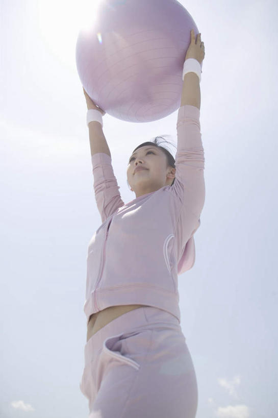 东方人,一个人,站,举,竖图,室外,白天,仰视,锻炼,瑜伽,运动,亚洲,仅一个年轻女性,仅一个女性,仅一个人,服装,注视,休闲装,黄种人,衣服,蓝色,蓝天,天空,天,观察,看,托,站着,休闲,休闲服,健身球,养生,服饰,观看,瑜伽球,察看,关注,体育,年轻女性,女人,女性,亚洲人,举起,举手,举着,向上举,向上伸,向上托,站立,半身,彩图,低角度拍摄,健身