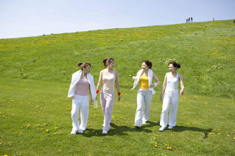 东方人,四个人,伙伴,朋友,走,说,横图,室外,白天,正面,友谊,草地,草坪,植物,亚洲,一排,服装,整齐,注视,休闲装,黄种人,草,排列,衣服,蓝色,绿色,蓝天,天空,天,观察,看,休闲,休闲服,服饰,观看,察看,队列,关注,交流,友情,年轻女性,女人,女性,亚洲人,步行,沟通,讲话,交谈,散步,说话,谈话,走路,彩图,全身