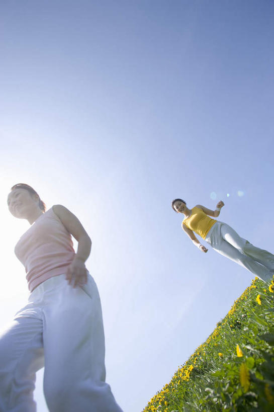 东方人,两个人,伙伴,朋友,跑,竖图,室外,白天,仰视,锻炼,友谊,运动,草地,草坪,植物,亚洲,服装,注视,休闲装,黄种人,草,衣服,蓝色,绿色,蓝天,天空,天,观察,看,休闲,休闲服,服饰,观看,察看,关注,体育,友情,年轻女性,女人,女性,亚洲人,跑步,半身,彩图,低角度拍摄,健身