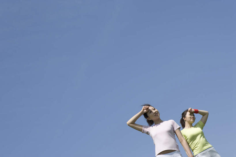 东方人,两个人,伙伴,朋友,站,横图,室外,白天,仰视,友谊,亚洲,服装,注视,休闲装,黄种人,衣服,蓝色,蓝天,天空,天,观察,看,站着,休闲,休闲服,服饰,观看,察看,关注,友情,年轻女性,女人,女性,亚洲人,站立,半身,彩图,低角度拍摄