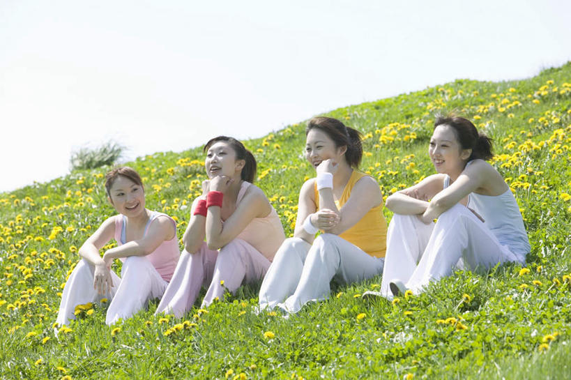 东方人,四个人,伙伴,朋友,坐,笑,微笑,露齿笑,横图,室外,白天,正面,友谊,草地,草坪,植物,亚洲,一排,服装,整齐,盛开,花蕾,注视,休闲装,黄种人,草,花,花瓣,花朵,鲜花,排列,衣服,黄色,绿色,花苞,花蕊,观察,看,休闲,休闲服,服饰,观看,察看,队列,关注,友情,年轻女性,女人,女性,亚洲人,坐着,彩图,全身