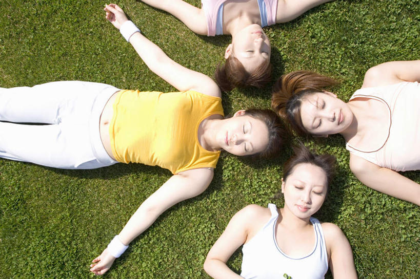 东方人,四个人,伙伴,朋友,躺,闭眼,横图,俯视,室外,白天,友谊,草地,草坪,植物,亚洲,服装,注视,休闲装,黄种人,草,衣服,绿色,观察,看,休闲,休闲服,服饰,观看,察看,关注,友情,年轻女性,女人,女性,亚洲人,闭眼睛,闭着眼,闭着眼睛,躺着,半身,彩图,高角度拍摄