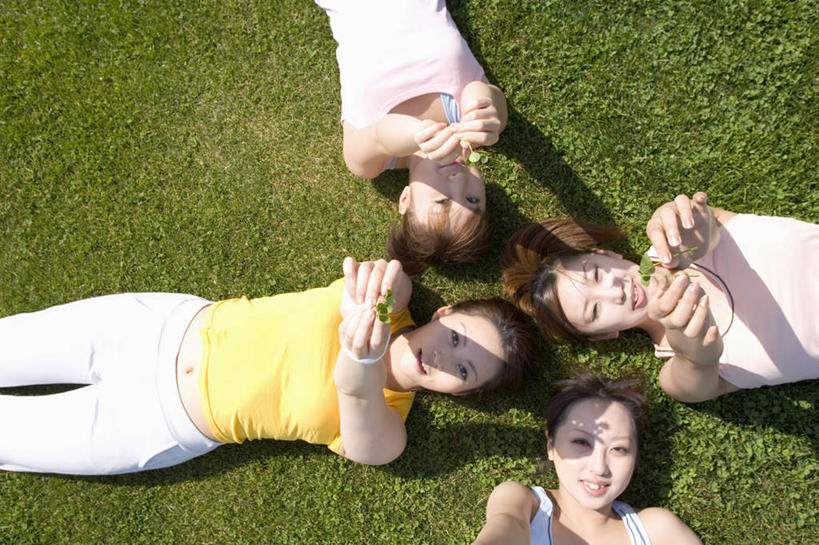 东方人,四个人,伙伴,朋友,躺,横图,俯视,室外,白天,友谊,草地,草坪,植物,叶子,亚洲,服装,绿叶,拿,拿着,注视,休闲装,黄种人,草,衣服,绿色,观察,看,休闲,休闲服,嫩叶,服饰,观看,察看,关注,友情,年轻女性,女人,女性,亚洲人,叶,叶片,躺着,半身,彩图,高角度拍摄