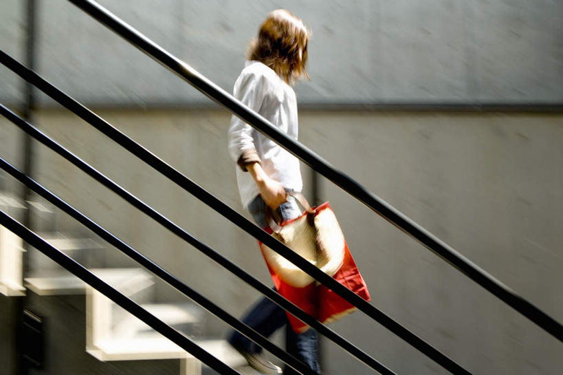 东方人,一个人,栏杆,站,横图,室内,白天,侧面,购物,消费,楼梯,袋子,亚洲,仅一个年轻女性,仅一个女性,仅一个人,服装,包装袋,扶手,手提袋,阶梯,购物袋,拿,拿着,注视,休闲装,黄种人,护栏,台阶,衣服,观察,看,站着,休闲,休闲服,金融,服饰,观看,察看,购买,关注,贸易,年轻女性,女人,女性,亚洲人,站立,半身,彩图