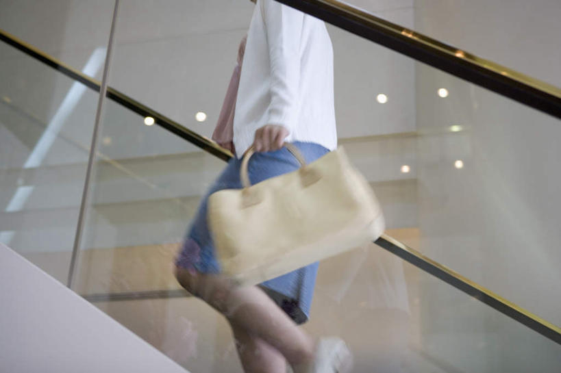 东方人,一个人,商店,栏杆,站,横图,室内,白天,仰视,购物,消费,超市,亚洲,仅一个年轻女性,仅一个女性,仅一个人,服装,包,皮包,围栏,拿,拿着,注视,休闲装,黄种人,护栏,衣服,观察,看,站着,休闲,休闲服,金融,百货,服饰,观看,单肩包,察看,关注,选购,贸易,百货公司,血拼,年轻女性,女人,女性,亚洲人,站立,半身,彩图,低角度拍摄,购物商场,购物中心,商业中心