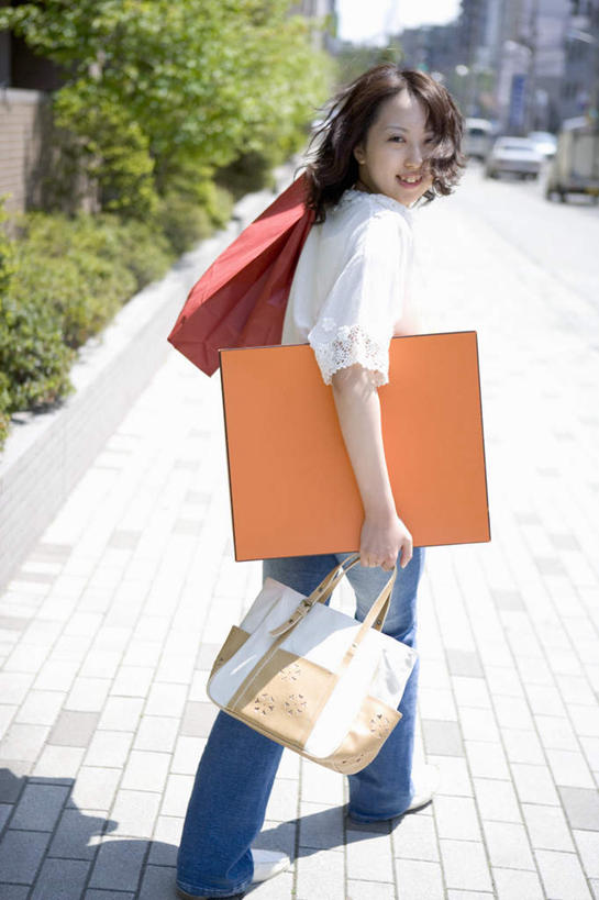 东方人,一个人,站,笑,微笑,露齿笑,竖图,室外,白天,侧面,购物,消费,道路,路,公路,袋子,亚洲,仅一个年轻女性,仅一个女性,仅一个人,服装,包装袋,手提袋,购物袋,交通,拿,拿着,注视,休闲装,黄种人,衣服,观察,看,站着,休闲,休闲服,金融,服饰,观看,察看,购买,关注,贸易,年轻女性,女人,女性,亚洲人,马路,彩图,全身