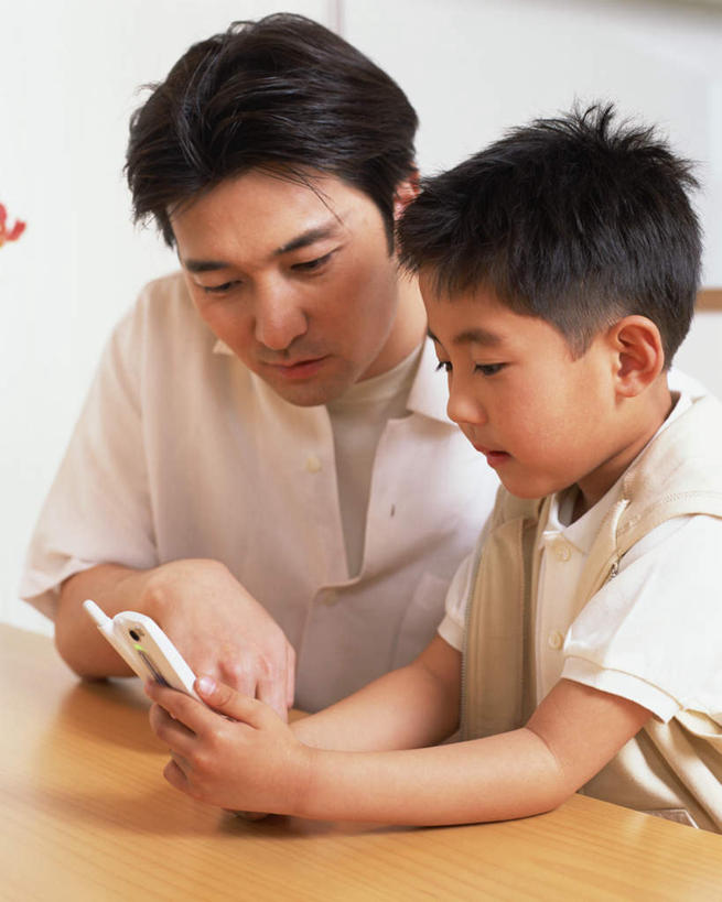 东方人,儿童,家庭,父亲,儿子,坐,打电话,竖图,室内,白天,正面,纯洁,餐桌,桌子,电话,手机,亚洲,服装,注视,休闲装,黄种人,通讯设备,小孩,衣服,观察,看,休闲,温暖,温馨,父子,一家人,休闲服,父爱,可爱,童年,童趣,服饰,餐台,观看,和睦,察看,关注,童真,烂漫,无邪,交流,天真,男孩,男人,男性,年轻男性,亚洲人,孩子,年轻人,沟通,通话,坐着,半身,彩图,融洽,男生