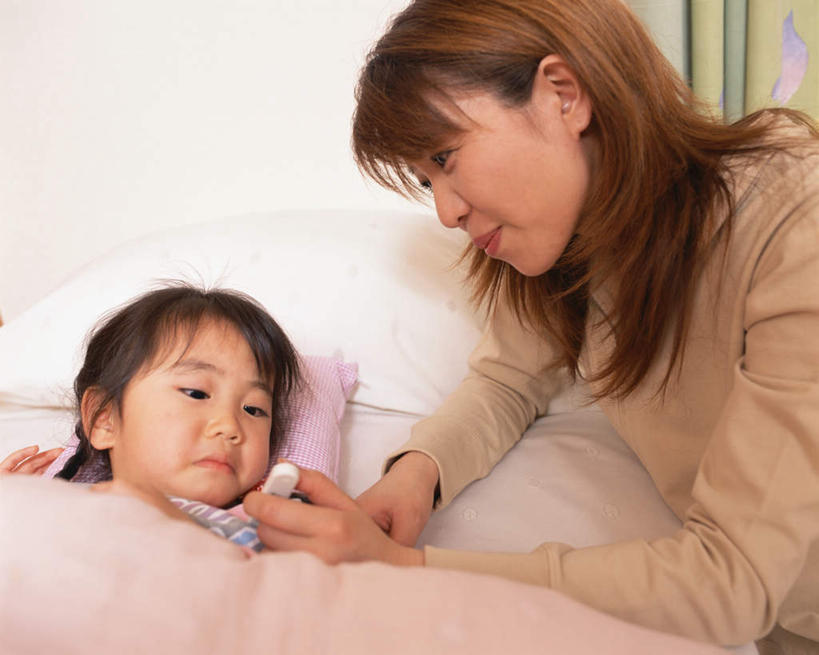 东方人,儿童,两个人,家庭,母亲,女儿,坐,躺,横图,室内,白天,正面,纯洁,床,亚洲,服装,双人床,床单,拿,拿着,注视,休闲装,黄种人,被子,小孩,衣服,体温计,观察,看,休闲,温暖,温馨,母女,一家人,休闲服,可爱,母爱,童年,童趣,服饰,观看,测量工具,和睦,察看,被单,关注,童真,烂漫,无邪,天真,年轻女性,女孩,女人,女性,亚洲人,孩子,年轻人,躺着,坐着,半身,彩图,融洽,女生