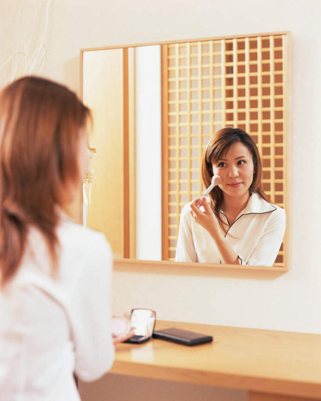 东方人,一个人,坐,竖图,室内,白天,化妆,美容,镜子,亚洲,仅一个年轻女性,仅一个女性,仅一个人,服装,拿,拿着,注视,休闲装,黄种人,背面,衣服,观察,看,休闲,休闲服,服饰,腮红刷,观看,镜像,察看,镜面,关注,年轻女性,女人,女性,亚洲人,坐着,半身,彩图