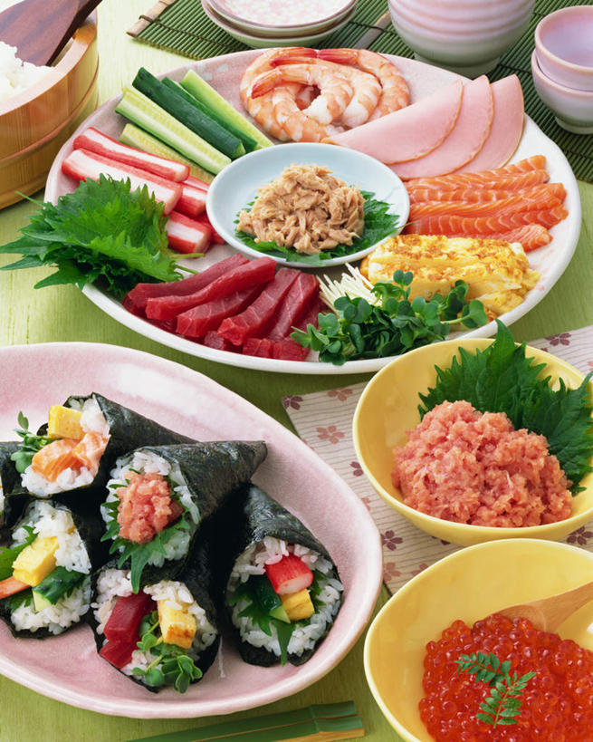 米饭,寿司,无人,竖图,俯视,室内,特写,白天,烹饪,桌面,桌子,餐具,许多,环绕,围绕,碟子,盘,肉,鱼肉,日本料理,料理,食品,寿司卷,饭,鲔鱼,金枪鱼,菜肴,美食,肉类,食物,排列,盘子,碟,日式料理,日式,摄影,佳肴,影棚,五谷,吞拿鱼,队列,醋饭,肉食,四喜饭,彩图,高角度拍摄,影棚拍摄,拍摄