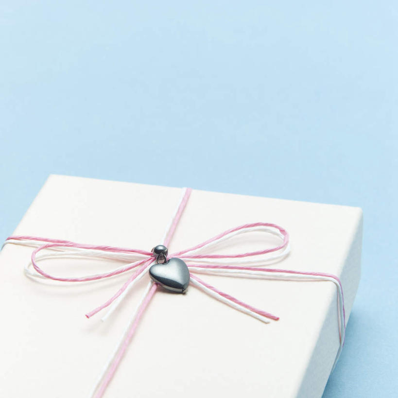 无人,方图,俯视,室内,特写,白天,爱情,礼盒,礼物,蓝色背景,爱心,纸盒,浪漫,盒子,一个,粉色,红色,白色,包装盒,彩带,礼品盒,温暖,温馨,心形,恩爱,摄影,礼品,影棚,单个,和睦,心型,彩图,高角度拍摄,影棚拍摄,拍摄,融洽