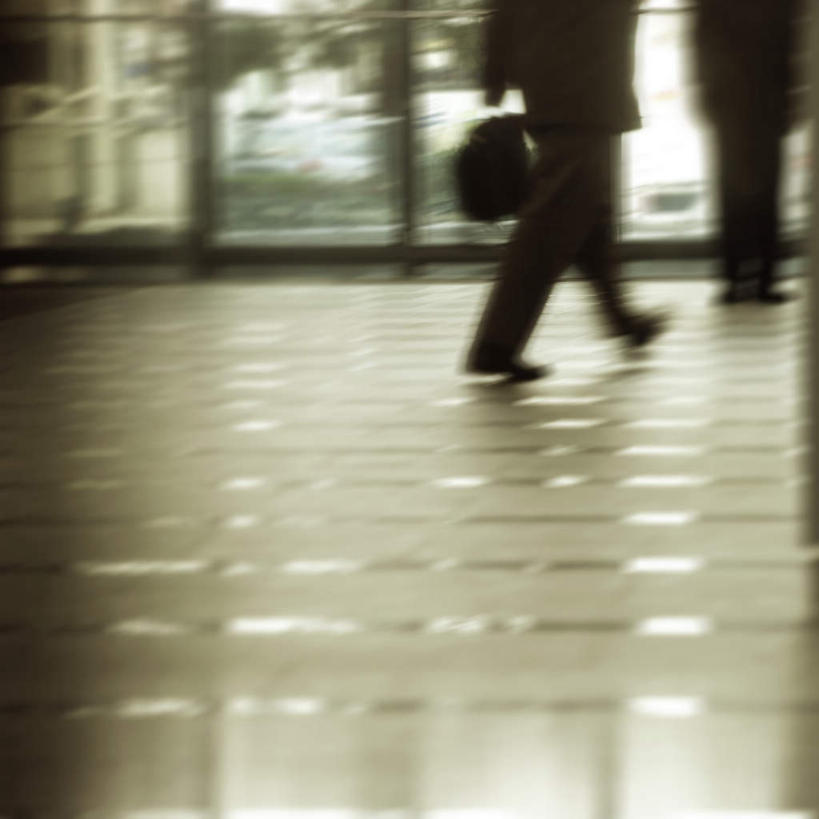 东方人,两个人,商务人士,商务男性,走,方图,室内,白天,衬衫,地板,亚洲,套装,朦胧,模糊,地面,黄种人,木地板,背面,商务装,工薪阶层,男人,男性,年轻男性,亚洲人,白领,上班族,步行,散步,走路,半身,彩图,衬衣