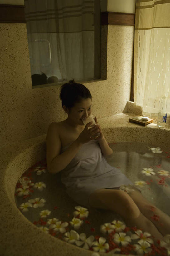 东方人,一个人,坐,笑,微笑,露齿笑,竖图,俯视,室内,白天,窗户,窗帘,卫生间,浴室,玻璃,亚洲,仅一个年轻女性,仅一个女性,仅一个人,喝,浴巾,拿,拿着,黄种人,玻璃窗,花瓣,水杯,肥皂,浴缸,裹,昏暗,灰暗,晦暗,年轻女性,女人,女性,亚洲人,淋浴房,坐着,半身,彩图,高角度拍摄,冲凉房,沐浴间,沐浴室