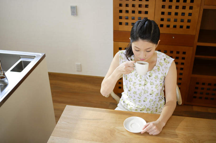 东方人,一个人,横图,俯视,室内,白天,餐桌,厨房,柜子,桌子,椅子,亚洲,仅一个年轻女性,仅一个女性,仅一个人,服装,水池,杯垫,拿,拿着,注视,休闲装,黄种人,喝茶,衣服,橱柜,观察,看,休闲,休闲服,服饰,餐台,观看,察看,关注,年轻女性,女人,女性,亚洲人,茶杯,半身,彩图,高角度拍摄,灶间