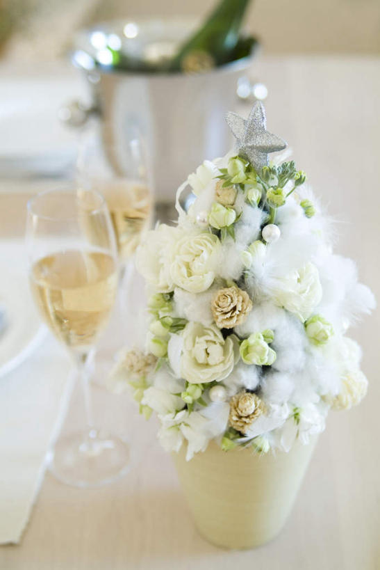 葡萄酒,无人,竖图,俯视,室内,特写,白天,奢侈,快乐,餐桌,桌子,杯子,餐具,圣诞节,节日,庆祝,盛开,碟子,高脚杯,花篮,盘,铁桶,浪漫,花蕾,文化,玻璃制品,酒,酒瓶,花,花瓣,花朵,鲜花,饮料,两个,盘子,酒杯,碟,台布,香槟,花苞,花蕊,庆典,诱惑,餐台,纪念,香槟杯,气泡酒,起泡酒,汽酒,玻璃杯,彩图,高角度拍摄,高兴,欢笑