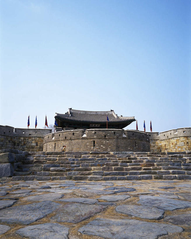 无人,竖图,俯视,室外,白天,旅游,度假,名胜古迹,楼梯,标志建筑,地标,建筑,旗帜,首尔,汉城,韩国,亚洲,遗迹,阶梯,云,云朵,建筑群,首都,云彩,古迹,文物,娱乐,建设,古建筑,台阶,蓝色,白云,蓝天,天空,天,享受,休闲,旅游胜地,放松,晴朗,古文明,东亚,大韩民国,首尔市,首尔特别市,特别市,京畿道,水原,水原市,水原华城,旗,晴空,彩图,高角度拍摄,道