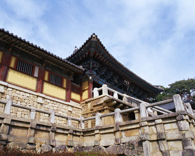 无人,寺庙,栏杆,横图,室外,白天,仰视,旅游,度假,名胜古迹,植物,楼梯,标志建筑,地标,建筑,庆州,韩国,亚洲,节日,遗迹,扶手,阶梯,云,云朵,燃烧,云彩,古迹,文化,文物,娱乐,建设,古建筑,护栏,台阶,树,树木,蓝色,绿色,白云,蓝天,天空,自然,香火,庙宇,天,祈祷,享受,休闲,健康,旅游胜地,放松,许愿,宗教,信仰,生长,晴朗,成长,纪念,祈求,古文明,东亚,佛国寺,大韩民国,庆尚北道,庆州市,平安,晴空,彩图,低角度拍摄,庙,寺,道