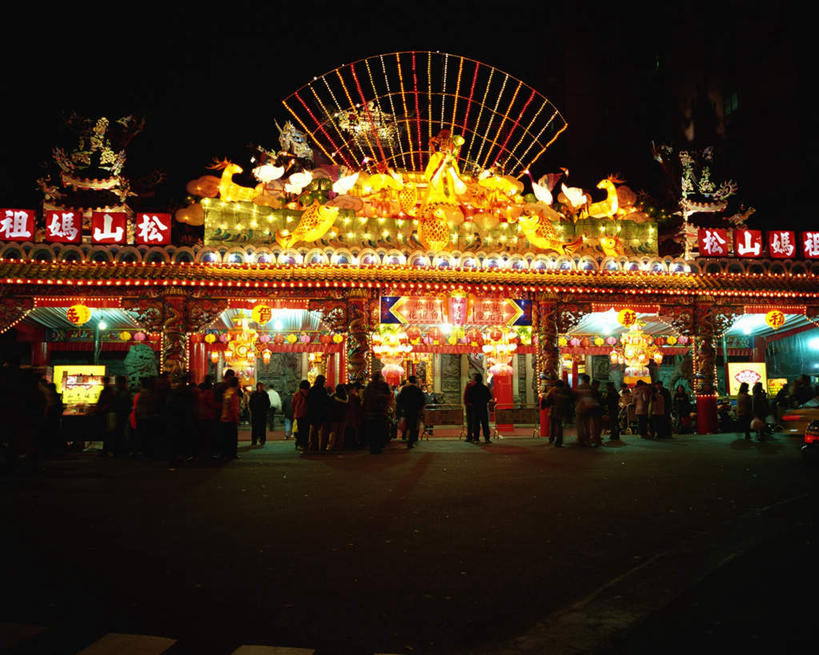 东方人,商店,横图,室外,夜晚,正面,购物,旅游,度假,消费,标志建筑,超市,地标,建筑,指示牌,台湾,中国,亚洲,标志,文字,灯光,许多人,黄种人,娱乐,标识,建设,天空,天,一群人,享受,休闲,旅游胜地,放松,金融,百货,晴朗,选购,贸易,百货公司,东亚,台北,万里无云,港澳台,中华人民共和国,省会,血拼,台北市,台湾省,饶河街观光夜市,饶河街夜市,松山区,男人,男性,年轻男性,年轻女性,女人,女性,亚洲人,晴空,晴空万里,彩图,全身,购物商场,购物中心,商业中心,台