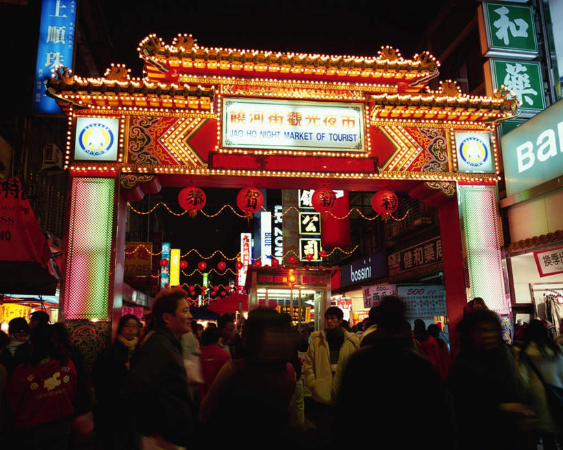 东方人,商店,横图,室外,夜晚,正面,购物,旅游,度假,消费,标志建筑,超市,地标,建筑,指示牌,台湾,中国,亚洲,标志,文字,灯光,许多人,黄种人,娱乐,标识,建设,天空,天,一群人,享受,休闲,旅游胜地,放松,金融,百货,晴朗,选购,贸易,百货公司,东亚,台北,万里无云,港澳台,中华人民共和国,省会,血拼,台北市,台湾省,饶河街观光夜市,饶河街夜市,松山区,男人,男性,年轻男性,年轻女性,女人,女性,亚洲人,晴空,晴空万里,彩图,全身,购物商场,购物中心,商业中心,台