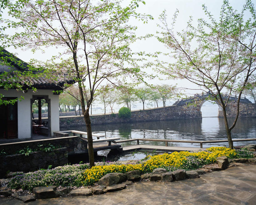 无人,公园,花园,横图,室外,白天,正面,旅游,度假,湖,湖泊,花圃,水,植物,标志建筑,地标,建筑,太湖,中国,亚洲,木板,湖面,水流,水面,桥,木桥,娱乐,建设,江苏,无锡,栈桥,树,树木,蓝色,绿色,蓝天,天空,自然,湖水,天,享受,休闲,旅游胜地,放松,生长,晴朗,成长,人行桥,木板桥,东亚,江苏省,万里无云,中华人民共和国,华东地区,苏,无锡市,无锡鼋头渚公园,鼋头渚,晴空,晴空万里,小花园,玩耍,彩图