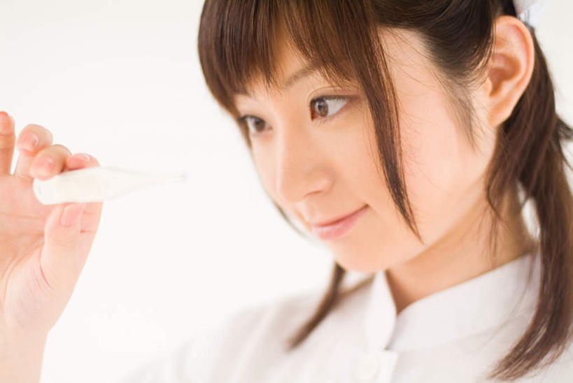 东方人,一个人,护士,站,笑,微笑,露齿笑,横图,室内,特写,白天,白色背景,正面,工作服,制服,亚洲,仅一个年轻女性,仅一个女性,仅一个人,握,服装,朦胧,模糊,拿,拿着,注视,黄种人,衣服,白色,体温计,观察,看,站着,握着,摄影,服饰,影棚,观看,察看,白衣天使,衣着,穿着,关注,工作制服,衣饰,年轻女性,女人,女性,亚洲人,站立,半身,彩图,影棚拍摄,工作套服,拍摄