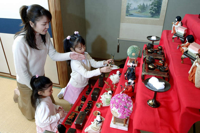 东方人,儿童,三个人,家庭,母亲,女儿,客厅,坐,横图,室内,白天,侧面,游戏,纯洁,玩具,亚洲,一排,握,服装,日本文化,整齐,娃娃,拿,玩,拿着,注视,休闲装,黄种人,娱乐,架子,排列,小孩,衣服,观察,看,曲腿,休闲,温暖,温馨,母女,一家人,休闲服,可爱,母爱,童年,童趣,益智,握着,服饰,观看,活动,和睦,察看,起居室,队列,发泄,关注,消遣,智力,童真,烂漫,无邪,宣泄,女儿节,天真,年轻女性,女孩,女人,女性,亚洲人,孩子,年轻人,玩耍,嬉戏,坐着,半身,彩图,融洽,女生