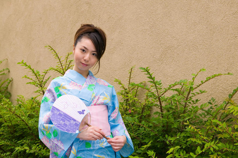 东方人,一个人,站,笑,微笑,横图,室外,白天,正面,民族服装,植物,亚洲,仅一个年轻女性,仅一个女性,仅一个人,握,和服,服装,日本文化,扇子,折扇,纸扇,墙,清凉,拿,拿着,注视,黄种人,凉爽,文化,腰带,墙壁,墙面,树,树木,衣服,绿色,自然,夏天,观察,看,站着,握着,服饰,生长,成长,观看,察看,衣着,穿着,关注,吴服,唐草,唐花,唐锦,撒扇,衣饰,年轻女性,女人,女性,亚洲人,站立,半身,彩图,传统服装,民俗服,传统文化