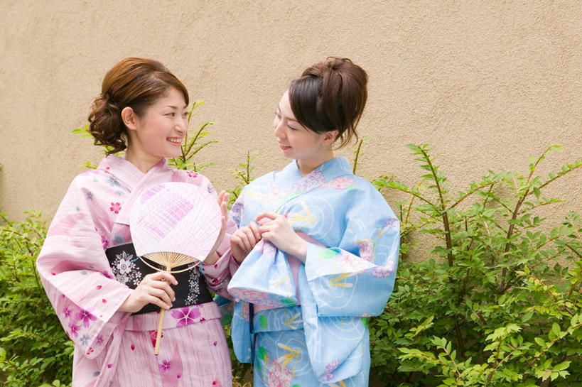 东方人,两个人,伙伴,朋友,站,笑,说,微笑,横图,室外,白天,正面,民族服装,友谊,植物,亚洲,握,和服,服装,日本文化,扇子,折扇,纸扇,墙,清凉,拿,拿着,注视,黄种人,凉爽,文化,手绢,腰带,墙壁,墙面,树,树木,衣服,绿色,自然,夏天,观察,看,站着,握着,服饰,生长,成长,观看,察看,衣着,穿着,关注,吴服,唐草,唐花,唐锦,撒扇,衣饰,交流,友情,年轻女性,女人,女性,亚洲人,沟通,讲话,交谈,说话,谈话,站立,半身,彩图,传统服装,民俗服,传统文化