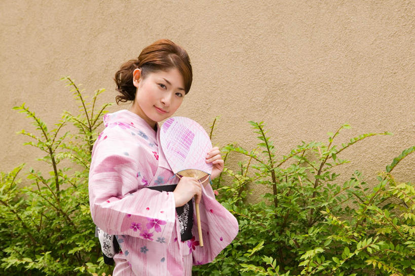 东方人,一个人,站,笑,微笑,横图,室外,白天,正面,民族服装,植物,亚洲,仅一个年轻女性,仅一个女性,仅一个人,握,和服,服装,日本文化,扇子,折扇,纸扇,墙,清凉,拿,拿着,注视,黄种人,凉爽,文化,腰带,墙壁,墙面,树,树木,衣服,绿色,自然,夏天,观察,看,站着,握着,服饰,生长,成长,观看,察看,衣着,穿着,关注,吴服,唐草,唐花,唐锦,撒扇,衣饰,年轻女性,女人,女性,亚洲人,站立,半身,彩图,传统服装,民俗服,传统文化