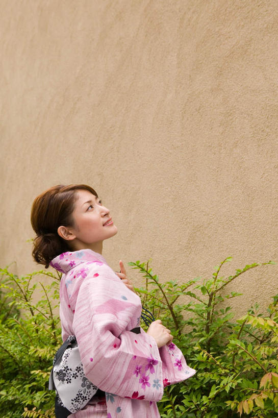 东方人,一个人,站,笑,微笑,竖图,室外,白天,民族服装,植物,亚洲,仅一个年轻女性,仅一个女性,仅一个人,和服,服装,日本文化,扇子,折扇,纸扇,墙,清凉,注视,黄种人,凉爽,文化,腰带,墙壁,墙面,树,树木,背面,衣服,绿色,自然,夏天,观察,看,站着,服饰,生长,成长,观看,察看,衣着,穿着,关注,吴服,唐草,唐花,唐锦,撒扇,衣饰,年轻女性,女人,女性,亚洲人,抬头,仰头,站立,半身,彩图,传统服装,民俗服,传统文化