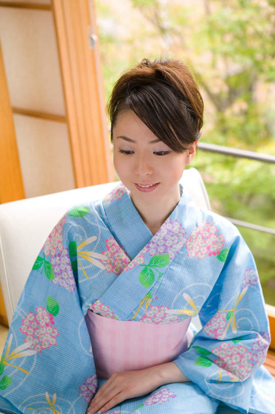 东方人,一个人,坐,笑,微笑,竖图,室内,白天,正面,民族服装,太阳,植物,门,亚洲,仅一个年轻女性,仅一个女性,仅一个人,握,阴影,和服,服装,日本文化,光线,扇子,影子,折扇,纸扇,墙,清凉,拿,拿着,注视,黄种人,凉爽,文化,腰带,墙壁,墙面,衣服,绿色,阳光,门框,夏天,观察,看,握着,服饰,观看,察看,衣着,穿着,关注,吴服,唐草,唐花,唐锦,撒扇,衣饰,年轻女性,女人,女性,亚洲人,站立,坐着,彩图,全身,传统服装,民俗服,传统文化