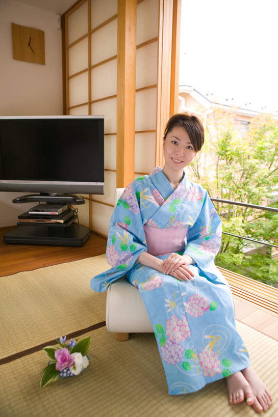 东方人,一个人,坐,笑,微笑,竖图,室内,白天,正面,民族服装,太阳,植物,地板,门,亚洲,仅一个年轻女性,仅一个女性,仅一个人,握,阴影,和服,服装,日本文化,光线,扇子,影子,折扇,纸扇,墙,地面,清凉,拿,拿着,注视,黄种人,凉爽,文化,腰带,木地板,墙壁,墙面,衣服,绿色,阳光,门框,夏天,观察,看,握着,服饰,观看,察看,衣着,穿着,关注,吴服,唐草,唐花,唐锦,撒扇,衣饰,年轻女性,女人,女性,亚洲人,站立,坐着,彩图,全身,传统服装,民俗服,传统文化