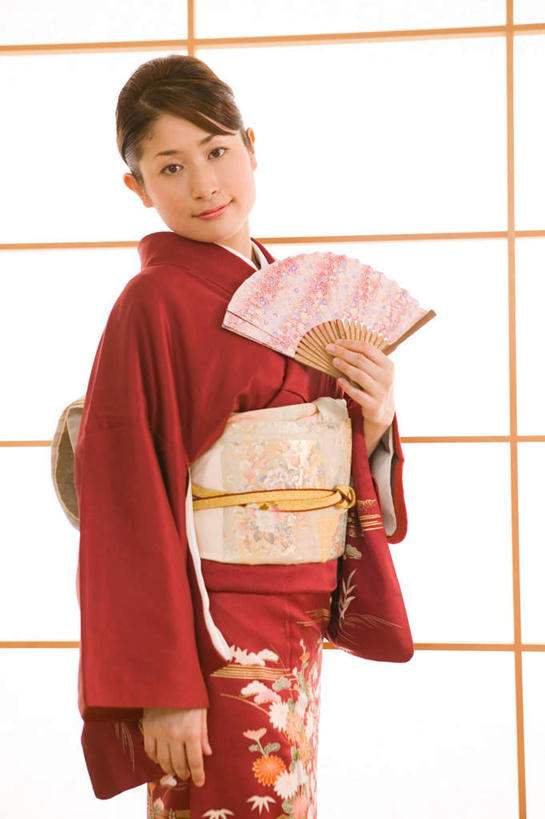东方人,一个人,站,竖图,室内,白天,正面,民族服装,亚洲,仅一个年轻女性,仅一个女性,仅一个人,握,阴影,和服,服装,光线,扇子,影子,折扇,纸扇,清凉,拿,拿着,注视,黄种人,凉爽,文化,衣服,红色,阳光,夏天,观察,看,站着,握着,服饰,观看,察看,衣着,穿着,关注,吴服,唐草,唐花,唐锦,撒扇,衣饰,年轻女性,女人,女性,亚洲人,站立,半身,彩图,传统服装,民俗服,传统文化
