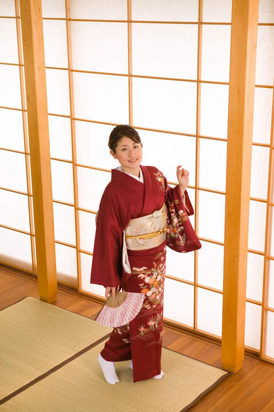 东方人,一个人,站,竖图,俯视,室内,白天,民族服装,太阳,地板,亚洲,仅一个年轻女性,仅一个女性,仅一个人,握,阴影,和服,光线,扇子,影子,折扇,纸扇,地面,清凉,拿,拿着,注视,黄种人,凉爽,文化,腰带,木地板,红色,阳光,垫子,夏天,观察,看,站着,握着,服饰,观看,察看,关注,撒扇,年轻女性,女人,女性,亚洲人,站立,彩图,高角度拍摄,全身,传统服装,民俗服,传统文化