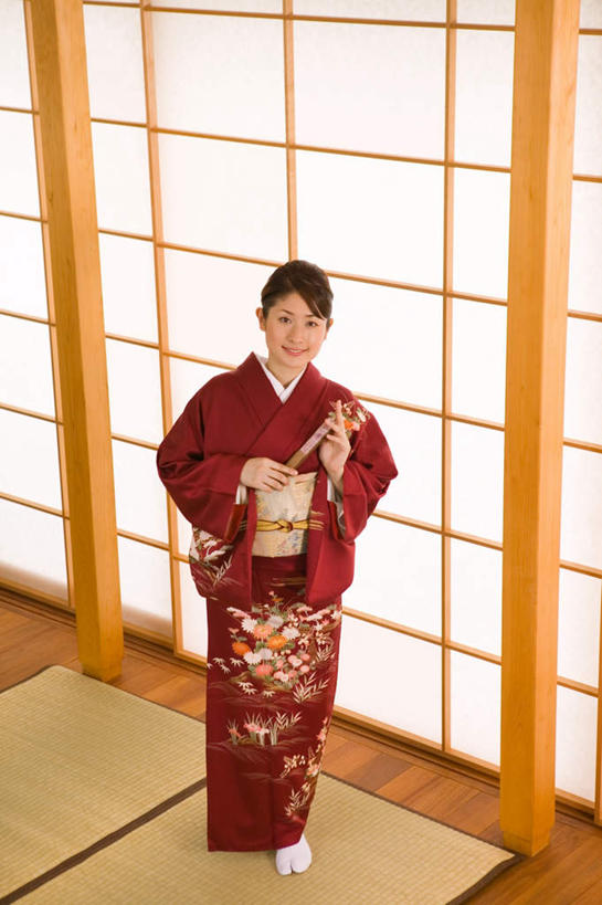 东方人,一个人,站,竖图,俯视,室内,白天,民族服装,太阳,地板,亚洲,仅一个年轻女性,仅一个女性,仅一个人,握,阴影,和服,光线,扇子,影子,折扇,纸扇,地面,清凉,拿,拿着,注视,黄种人,凉爽,文化,腰带,木地板,红色,阳光,垫子,夏天,观察,看,站着,握着,服饰,观看,察看,关注,撒扇,年轻女性,女人,女性,亚洲人,站立,彩图,高角度拍摄,全身,传统服装,民俗服,传统文化