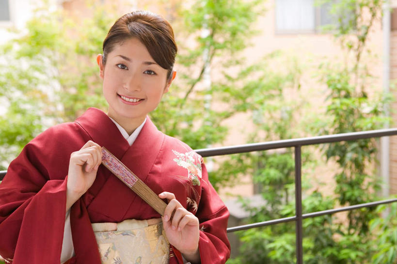 东方人,一个人,栏杆,站,笑,微笑,露齿笑,横图,室内,白天,正面,民族服装,亚洲,仅一个年轻女性,仅一个女性,仅一个人,和服,服装,扇子,折扇,纸扇,围栏,清凉,注视,黄种人,凉爽,文化,护栏,衣服,红色,夏天,观察,看,站着,服饰,观看,察看,衣着,穿着,关注,吴服,唐草,唐花,唐锦,撒扇,衣饰,年轻女性,女人,女性,亚洲人,站立,半身,彩图,传统服装,民俗服,传统文化
