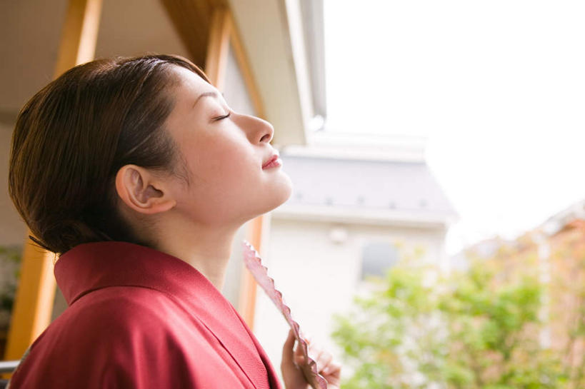 东方人,一个人,站,闭眼,横图,室内,特写,白天,侧面,民族服装,亚洲,仅一个年轻女性,仅一个女性,仅一个人,握,和服,服装,朦胧,模糊,扇子,折扇,纸扇,屋顶,清凉,拿,顶棚,拿着,黄种人,凉爽,文化,衣服,红色,夏天,站着,握着,服饰,衣着,穿着,呼吸,吴服,唐草,唐花,唐锦,撒扇,衣饰,年轻女性,女人,女性,亚洲人,闭眼睛,闭着眼,闭着眼睛,抬头,仰头,站立,半身,彩图,传统服装,民俗服,传统文化