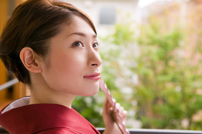 东方人,一个人,站,横图,室内,特写,白天,正面,民族服装,亚洲,仅一个年轻女性,仅一个女性,仅一个人,握,和服,服装,朦胧,模糊,扇子,折扇,纸扇,屋顶,清凉,拿,顶棚,拿着,注视,黄种人,凉爽,文化,衣服,红色,夏天,观察,看,站着,握着,服饰,观看,察看,衣着,穿着,关注,吴服,唐草,唐花,唐锦,撒扇,衣饰,年轻女性,女人,女性,亚洲人,站立,半身,彩图,传统服装,民俗服,传统文化