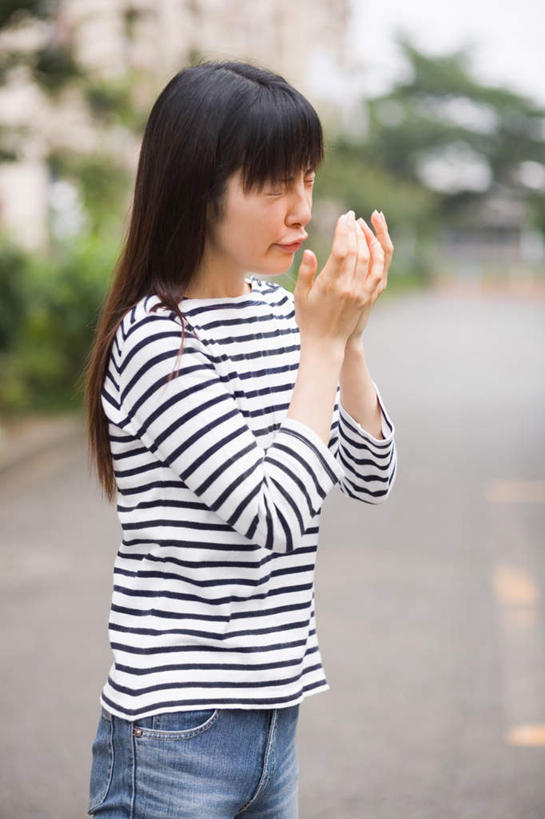东方人,一个人,病人,站,竖图,室外,白天,侧面,亚洲,仅一个年轻女性,仅一个女性,仅一个人,服装,朦胧,模糊,休闲装,黄种人,衣服,站着,休闲,难受,生病,休闲服,压力,捂,保健,服饰,感冒,医疗,卫生,煎熬,传染病,年轻女性,女人,女性,亚洲人,患者,就医者,站立,半身,彩图,捂着