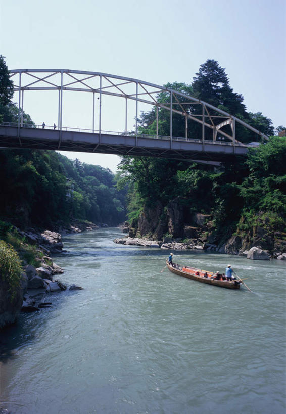 无人,竖图,室外,白天,正面,旅游,度假,河流,美景,树林,水,植物,船,长野县,日本,亚洲,阴影,反射,影子,河水,景观,水流,云,云朵,桥,木船,云彩,娱乐,铁桥,栈桥,树,树木,蓝色,绿色,蓝天,天空,自然,天,夏天,享受,休闲,景色,放松,生长,成长,人行桥,舟,自然风光,东亚,本州,本州岛,日本国,中部地方,长野,彩图