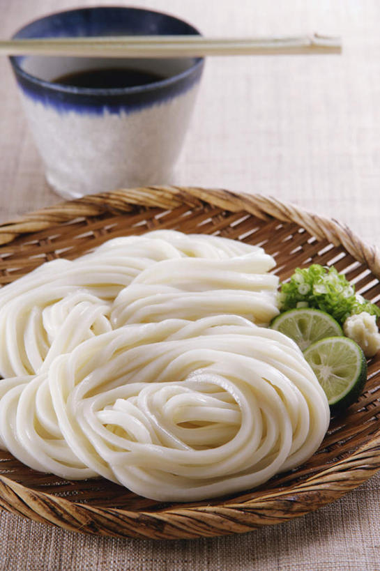 面食,面条,无人,竖图,俯视,室内,特写,白天,烹饪,餐桌,筷子,桌子,蔬菜,餐具,日本,亚洲,日本文化,面,日本料理,料理,食品,文化,传统,菜肴,美食,食物,竹筐,日式料理,日式,荞麦面,佳肴,餐台,礼节,礼仪,东亚,日本国,开胃酱,进餐用具,烹调用具,彩图,高角度拍摄